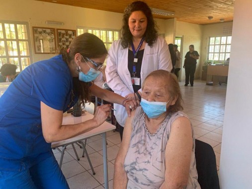 Vacunas contra la Influenza y Covid-19 se administraron a personas de Viviendas Tuteladas